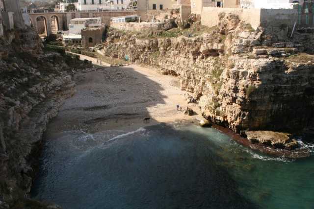 Viste mozzafiato, ponti romani, passaggi nascosti: � Lama Monachile, a Polignano